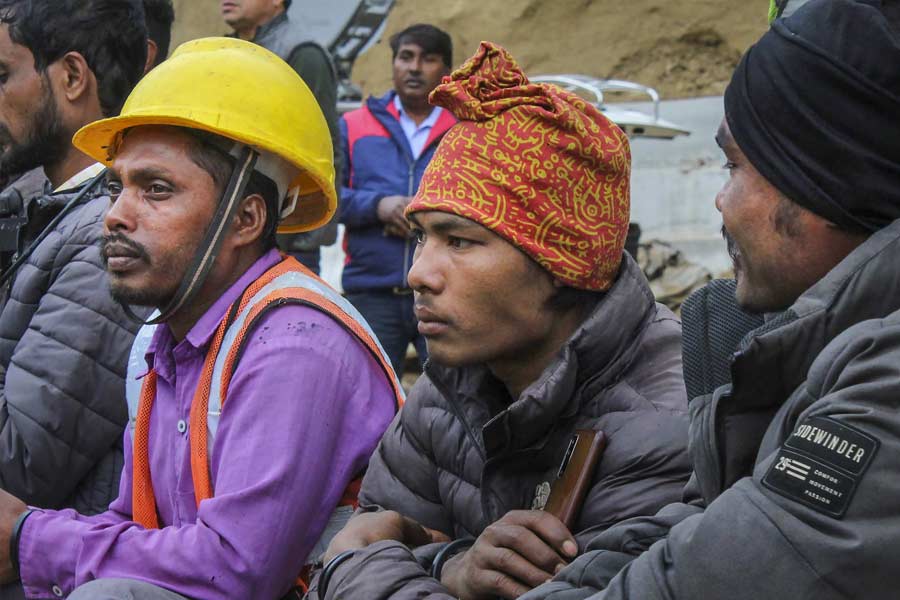 সেই খবর পেয়ে ঘটনাস্থলে ছুটে যায় প্রশাসন। আটকে পড়া কর্মীদের পরিবার-পরিজনকে খবর দিয়ে উদ্ধারকাজে ঝাঁপিয়ে পড়ে রাজ্য এবং জাতীয় বিপর্যয় বাহিনী।