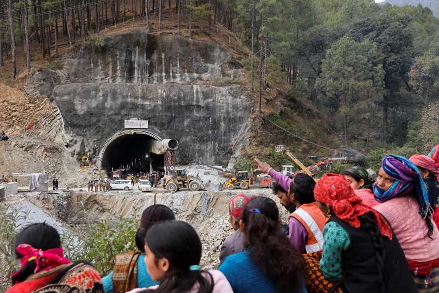 উদ্ধারকাজে হাত লাগায় ইন্দো-টিবেটান পুলিশ এবং বর্ডার রোডওয়েজ়ের বাহিনীও। লড়াই শুরু হয় সুড়ঙ্গের দু’প্রান্তে। এক প্রান্তে কর্মীদের সুস্থ ভাবে উদ্ধার করার লড়াই। অন্য প্রান্তে অন্ধকার সুড়ঙ্গে বেঁচে থাকার লড়াই।