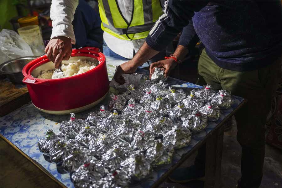 উদ্ধারকাজ চালানোর পাশাপাশি সুড়ঙ্গে আটকে পড়া কর্মীদের খাবারদাবার, ওষুধপত্র-সহ নিত্যপ্রয়োজনীয় জিনিস সরবরাহও করে গিয়েছেন উদ্ধারকারীরা। আটকে থাকা কর্মীদের মনোবল অটুট রাখতে নিয়মিত তাঁদের সঙ্গে যোগাযোগও করতেন উদ্ধারকারীরা। কথা বলিয়ে দেওয়া হত পরিবারের সঙ্গেও। অক্সিজেন পাঠানোর ব্যবস্থাও করা হয়।