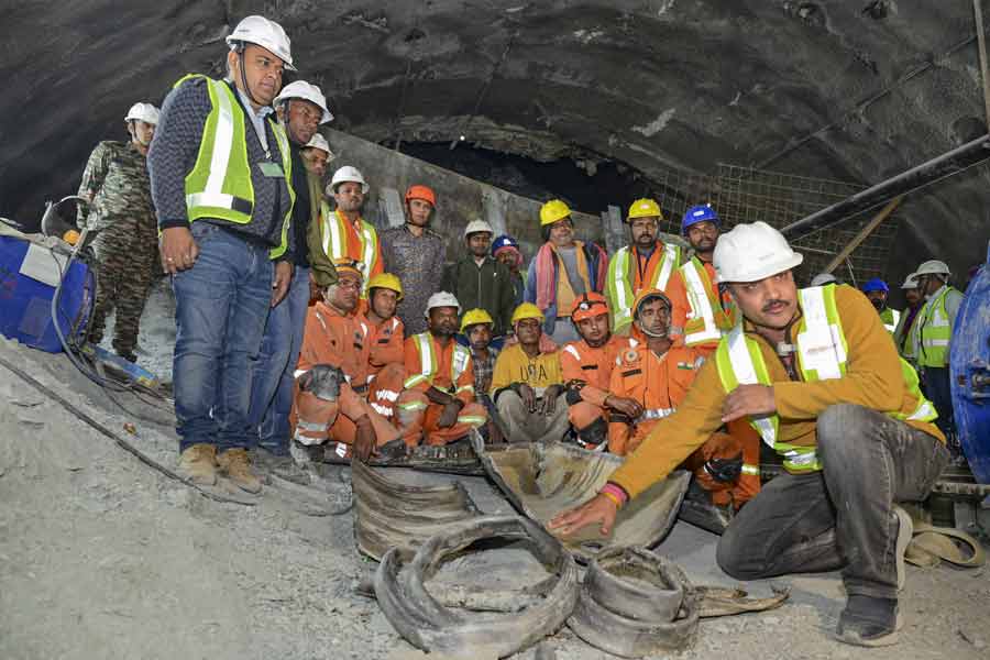 এই ৬৫২ জনের মধ্যে এনডিআরএফ কর্মী ছিলেন ৬২ জন। রাজ্য মোকাবিলা  বাহিনী (এসডিআরএফ) কর্মী ছিলেন ৩৯ জন। পাশাপাশি ইন্দো-টিবেটান পুলিশের ১২ এবং ৩৫ নম্বর ব্যাটালিয়নের মোট ৭৭ জন কর্মী কাজ করছিলেন উদ্ধারস্থলে। উপস্থিত ছিলেন উত্তরকাশীর দমকল বিভাগের ১২ কর্মীও।