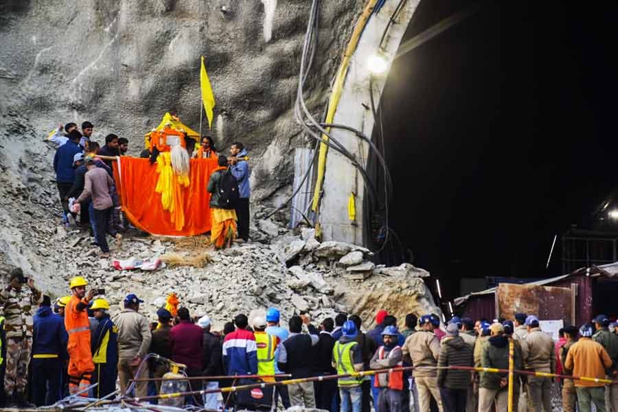 জেলা বিপর্যয় ব্যবস্থাপনা বাহিনী (ডিডিএমএ)-র ২৪ জন কর্মীও সুড়ঙ্গে আটকে পড়া কর্মীদের উদ্ধারের জন্য ঘটনাস্থলে পৌঁছে গিয়েছিলেন। উদ্ধারকাজে হাত লাগিয়েছিলেন উত্তরকাশীর জল সংস্থান এবং জল নিগম বিভাগের ৫৩ জন কর্মী। উদ্ধারকাজে ঝাঁপিয়ে পড়েন ৯ জন জেলা সরবরাহ আধিকারিকও।