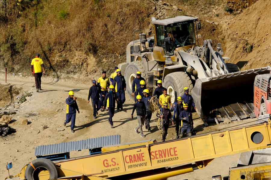 উদ্ধারকাজে যোগ দিয়েছিলেন, উত্তরাখণ্ড পাওয়ার কর্পোরেশন লিমিটেডের ৩২ জন, তথ্য বিভাগের তিন জন এবং পূর্ত বিভাগের এক জন আধিকারিক।