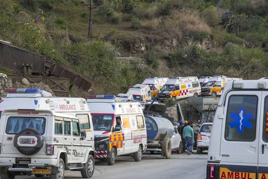 এ ছাড়াও মোট ১০৬ স্বাস্থ্যকর্মী এবং ১৯৬ জন পুলিশকর্মী দিনরাত এক করে কাজ করছিলেন ঘটনাস্থলে।