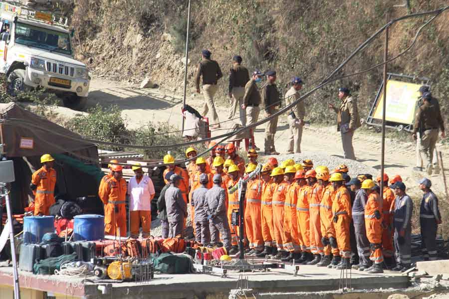 ২০১৮ সালের জুন মাসে তাইল্যান্ডের একটি গুহা বন্যার জলে ভেসে যাওয়ায় আটকে পড়েন ১২ জন খুদে ফুটবলার এবং তাদের কোচ। প্রতিকূল পরিস্থিতিতেও তাদের উদ্ধার করে এনে সারা বিশ্বে প্রশংসিত হয় তাইল্যান্ডের ওই উদ্ধারকারী সংস্থা। শ্রমিকদের নিরাপদে উদ্ধার করে আনতে তাইল্যান্ডের সেই সংস্থাকেও ডেকে পাঠিয়েছিল উত্তরাখণ্ড সরকার। 