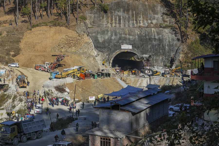 পাশাপাশি, ডেকে পাঠানো হয়েছিল নরওয়ের এক সংস্থাকে। সাহায্যের জন্য ডাক পাঠানো হয় কোল ইন্ডিয়ার কর্মীদেরও। ক্রমেই সুড়ঙ্গের মুখের পাথর সরিয়ে সরিয়ে সুড়ঙ্গের আরও অন্দরে ঢুকতে শুরু করেন উদ্ধারকারীরা। 