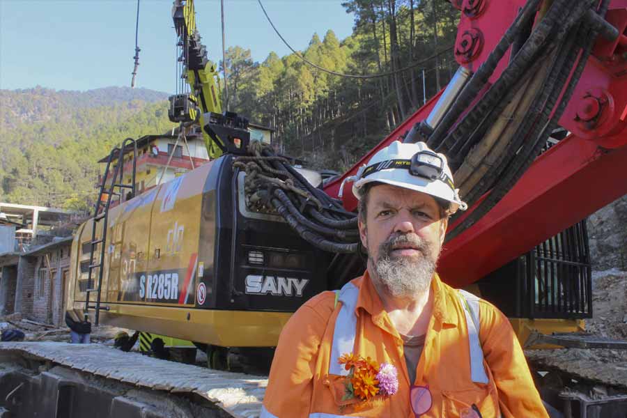 ৪১ জন সুড়ঙ্গে আটকে পড়ার ন’দিনের মাথায় উত্তরকাশীর উদ্ধারকাজে দায়িত্বে আসে আন্তর্জাতিক সুড়ঙ্গ বিশেষজ্ঞদের একটি দলও। তার নেতৃত্বে ছিলেন অস্ট্রেলিয়ার বাসিন্দা আর্নল্ড ডিক্স। তাঁর তত্ত্বাবধানেই উদ্ধারকাজ গতি পায় উত্তরকাশীতে। টানেল থেকে শ্রমিকদের সরিয়ে নিতে নানা ধরনের পরিকল্পনা করা হয়। কিছু পরিকল্পনা ব্যর্থও হয়। কিন্তু সংস্থাগুলি লাগাতার সুড়ঙ্গ খোঁজার কাজে চালিয়ে যায়। অনুভূমিক এবং উল্লম্ব— দু’ভাবেই চলে সুড়ঙ্গ খোঁড়ার কাজ।