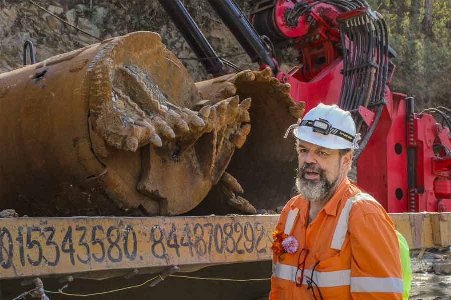 সুড়ঙ্গ বিশেষজ্ঞ হিসাবে বিশ্বজোড়া খ্যাতি ডিক্সের। পৃথিবীর যে প্রান্তেই সুড়ঙ্গে বিপদ আসুক, ডিক্স সেখানেই হাজির হয়ে যান তাঁর দলবল নিয়ে। সাফল্য না মেলা পর্যন্ত হার মানেন না সহজে। উত্তরকাশীর ক্ষেত্রেও হার মানেননি।