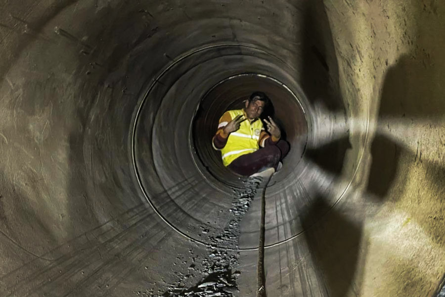 তবে এই ৬৫২ উদ্ধারকারীর মধ্যে সবচেয়ে গুরুত্বপূর্ণ ভূমিকা পালন করেন ‘র‌্যাট মাইনিং’ কর্মীরা। যখন একের পর এক অত্যাধুনিক খননযন্ত্র পাথরের মোটা দেওয়াল ভেদ করতে ব্যর্থ হয়, তখন দায়িত্ব দেওয়া হয় এই ‘ইঁদুর কর্মী’দের। 