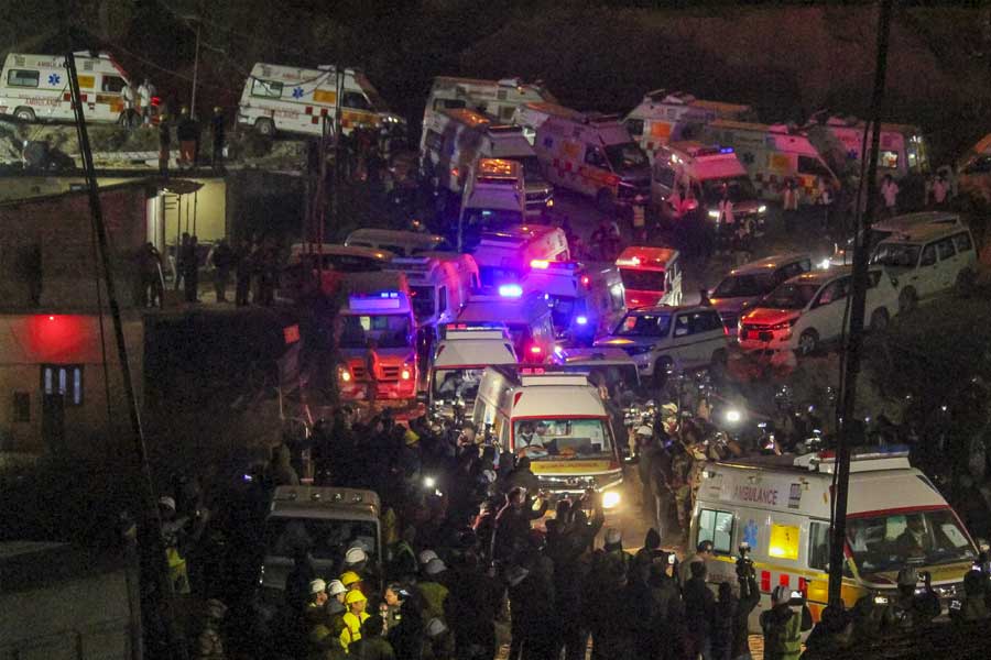 ‘র‌্যাট মাইনিং’ কর্মীদের একটি দল ৮০০ মিলিমিটার ব্যাসের পাইপে প্রবেশ করে শেষ ১০-১২ মিটার খনন করেন শাবল-গাঁইতি নিয়ে। সুড়ঙ্গের মধ্যে ইঁদুরের মতো গর্ত করে করে একেবারে খনি শ্রমিকদের কাছে পৌঁছে যান তাঁরা।  