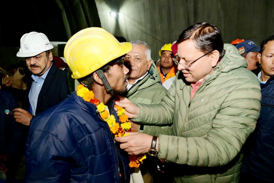 এর পর সেই গর্ত দিয়ে প্রবেশ করে আটকে থাকা শ্রমিকদের বার করে আনেন জাতীয় বিপর্যয় মোকাবিলা বাহিনী (এনডিআরএফ)-র কর্মীরা। যার ১৭ দিন পরে অবশেষে মুক্তি পেয়েছেন কর্মীরা।