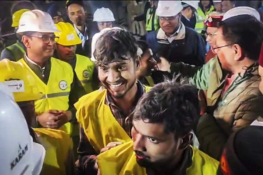 অনেক অনিশ্চয়তা, আতঙ্ক, আশঙ্কা শেষে সেই সুড়ঙ্গে আটকে পড়া ৪১ কর্মী বেরিয়ে আসেন মঙ্গলবার সন্ধ্যায়। ১৭ দিনের উৎকণ্ঠার শেষে ‘মঙ্গল’ হয় মঙ্গলবারেই। কান্না-হাসি-আনন্দের মধ্যে মুক্তি উদ্‌যাপন করতে দেখা যায় দীর্ঘ দিন সুড়ঙ্গে আটকে থাকা কর্মীদের। যুদ্ধ জয়ের হাসি উদ্ধারকর্মীদের চোখেমুখেও। কারও চোখে চিকচিক করতে দেখা যায় আনন্দাশ্রু।