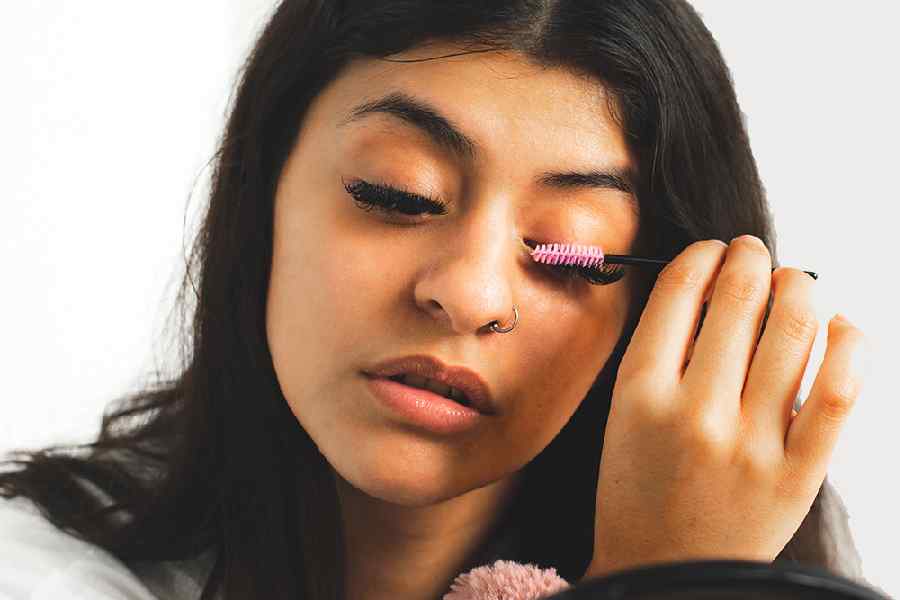 গরমকালে ডার্ক স্মোকি আইজ়ের বদলে শিমারি আইজ় বেশি মানানসই।