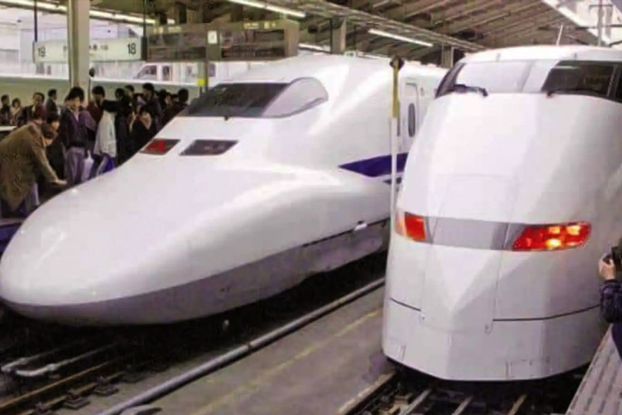 রেল সূত্রে খবর মিলেছিল, ২০২৩ সালের ডিসেম্বরে বুলেট ট্রেন চালু হতে পারে। গত এপ্রিল মাসে রেল জানায়, মাত্র ২৬ শতাংশ কাজ হয়েছে প্রকল্পের। 