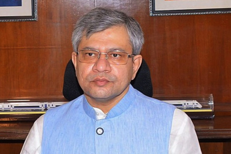 বুধবার রেলমন্ত্রী অশ্বিনী বৈষ্ণব জানিয়ে দিলেন, আর বছর দুয়েকের মধ্যেই ‘স্বপ্নপূরণের’ বুলেট ট্রেন চালু হয়ে যাবে। ২০২৬ সালের অগস্ট থেকেই দৌড় শুরু করবে গুজরাতের সুরাত থেকে বিলিমোরা পর্যন্ত। এই পথটি ৫০ কিলোমিটার লম্বা।