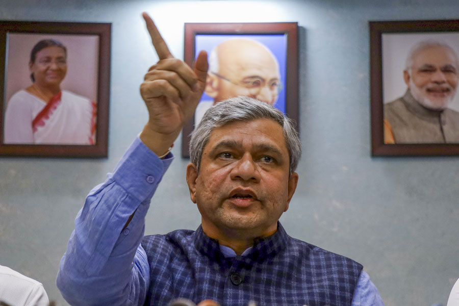 দুর্ঘটনা এড়াতে এই ট্রেনে কী কী ব্যবস্থা রয়েছে, সেই সম্পর্কেও কথা বলেন অশ্বিনী। রেলমন্ত্রী জানান, দু’টি ট্রেনের মধ্যে মুখোমুখি সংঘর্ষ এড়াতে অত্যাধুনিক ব্যবস্থা থাকছে বুলেট ট্রেনে। যাতে চালকের কাছে আগেই সতর্কবার্তা পৌঁছে যায়। 