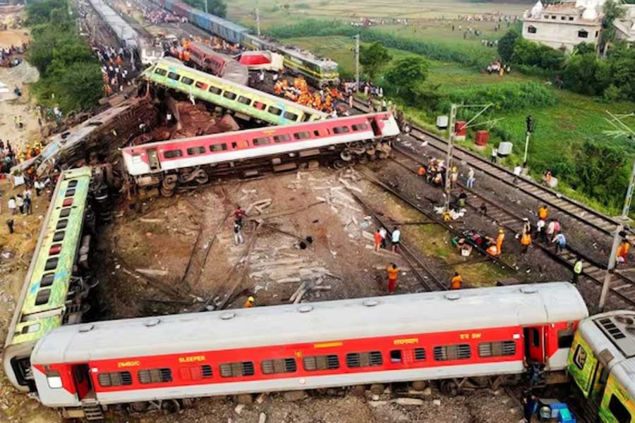 গত জুন মাসে ওড়িশার বালেশ্বরে যে ট্রেন দুর্ঘটনা ঘটেছিল, তা থেকে শিক্ষা নিয়েই এই ব্যবস্থার কথা ভাবা হয়েছে বলে জানান রেলমন্ত্রী।