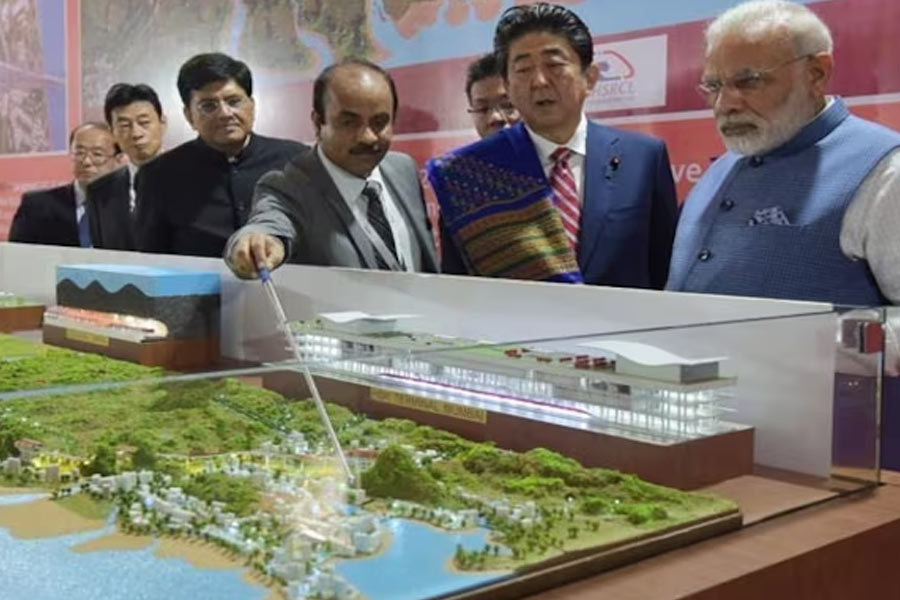 তখনই জানা যায়, প্রায় ১ লক্ষ ৮ হাজার কোটি টাকা খরচ হবে এই মুম্বই-আমদাবাদ বুলেট ট্রেন প্রকল্পে।