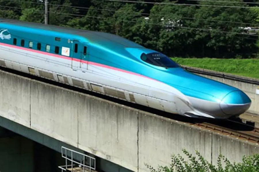 বুলেট ট্রেনের জন্য তিনটি ডিপো তৈরি হবে। একটি মহারাষ্ট্রে, দু’টি গুজরাতে। গুজরাতে একটি হবে সুরাত এবং অন্যটি সাবরমতীতে। 