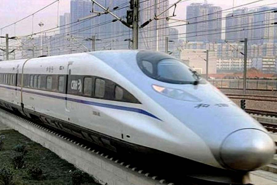 মুম্বই থেকে আমদাবাদ বুলেট ট্রেনে যেতে সময় লাগবে তিন ঘণ্টা। এখন ভুজ এসি সুপারফাস্ট এক্সপ্রেসে সময় লাগে ছ’ঘণ্টা ১০ মিনিট। প্রতি ঘণ্টায় এই ট্রেনের গতি থাকবে ৩২০ কিলোমিটার। 