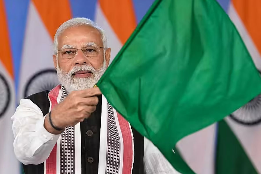 প্রথমে লক্ষ্য ছিল, ২০২২ সালের মাঝামাঝিই শেষ হবে কাজ। কারণ, স্বাধীনতার ৭৫ বছর পূর্তি ২০২২ সালে। সে বছরের ১৫ অগস্টে বুলেট ট্রেনের উদ্বোধন করার কথা ভেবেছিল মোদী সরকার।