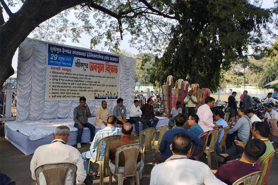 Several Labour organization of Durgapur Steel plant in sit in protest against authority