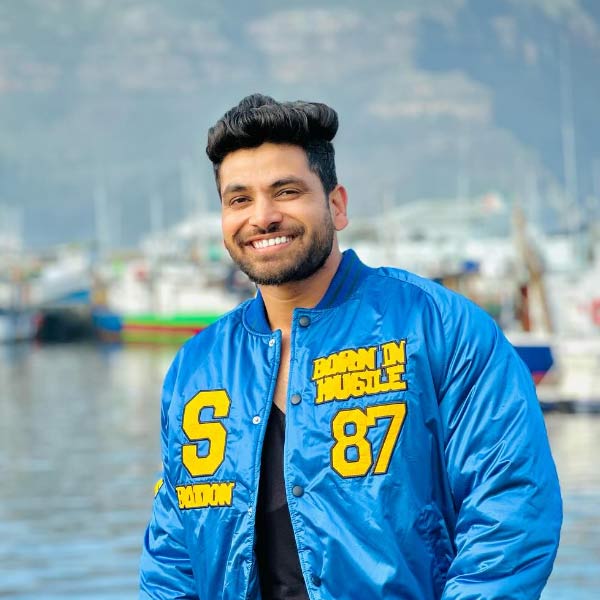 ‘বিগ বসের’ ঘরে ঝামেলা করে কেরিয়ার ডুবেছে বহু সেলেব্রিটির। আবার এই ‘বিগ বস্’ই অক্সিজেন জুগিয়েছে বহু মানুষকে। রাতারাতি পাল্টে দিয়েছে তাঁদের জীবিকা, ভাগ্য। সে রকমই এক জন হলেন শিব ঠাকরে।