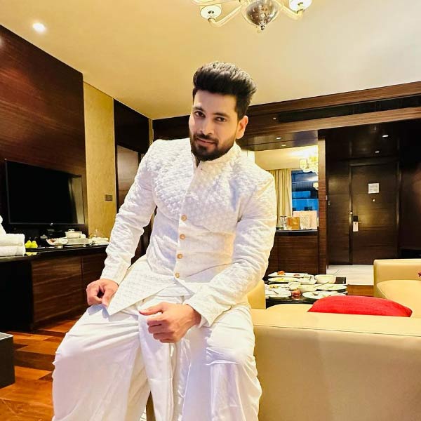 ছোটবেলা থেকেই সংসার চালাতে কাজ করতেন শিব। তখন তিনি দুধ বিক্রি করতেন। ভোরবেলা বাড়ি বাড়ি খবরের কাগজ পৌঁছে দিতেন। এ ভাবে কোনও মতে চলত সংসার।