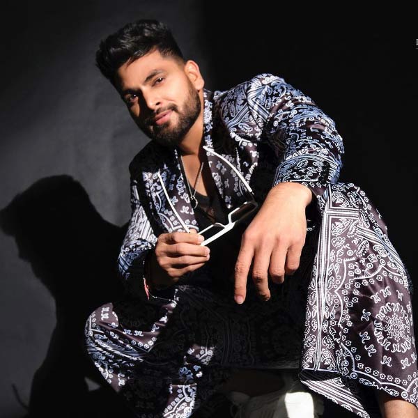 তখন বেশ কম বয়স শিবের। পকেটে মাত্র ৩০০০ টাকা সম্বল করে মুম্বই পাড়ি দিয়েছিলেন তিনি। ‘বিগ বস্’-এর অডিশন দিতে। যাতায়াতেই খরচ হয়ে গিয়েছিল বেশির ভাগ টাকা।