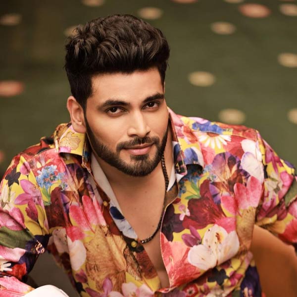 ২০১৭ সালে ‘এমটিভি রোডিজ় রাইজ়িং’-এ অংশগ্রহণ করেছিলেন শিব। সেমিফাইনাল পর্যন্ত পৌঁছে গিয়েছিলেন সে বার। তার পরেই পরিচিতি।