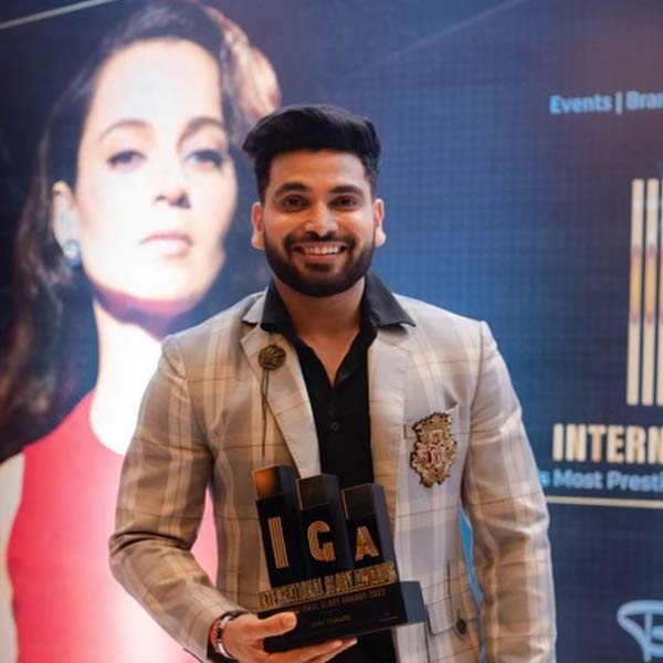 ‘বিগ বস্’-এর ঘরে থাকার সময় সহ-প্রতিযোগী বীণা জগতাপের সঙ্গে সম্পর্কে জড়িয়েছিলেন শিব। দু’জনে একটি মিউজ়িক ভিডিয়োতেও কাজ করেছিলেন। পরে যদিও সেই সম্পর্ক ভেঙে যায়।