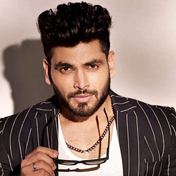 এখন ‘ঝলক দিখলা যা’-র একাদশ সিজ়নে দর্শকদের মন টানছেন শিব। টেক্কা দিচ্ছেন সহযোগীদের। সেখানে সঞ্চালনা করছেন গওহর খান, ঋত্বিক ধনজানি।