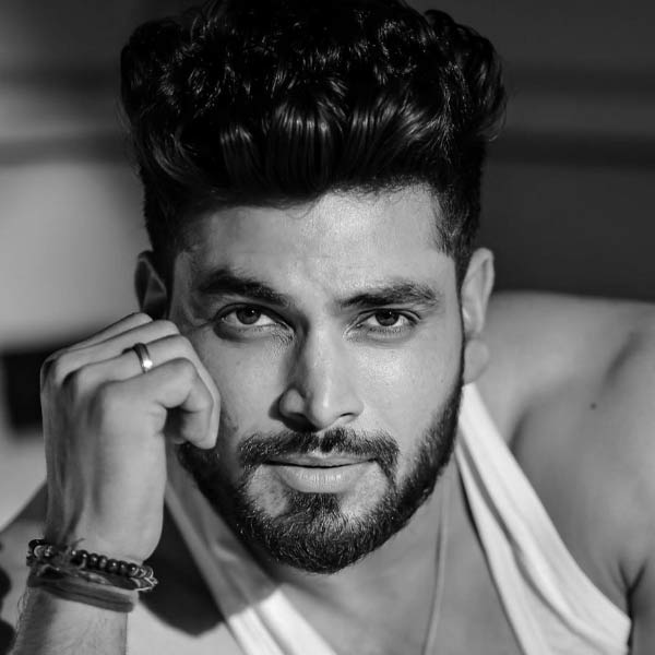 অতীতে একটি সাক্ষাৎকারে শিব জানিয়েছিলেন, অভিনেতা হতে চান তিনি। নায়ক নয়, খলনায়কের চরিত্রে অভিনয় করতে চান বলেও জানিয়েছিলেন।