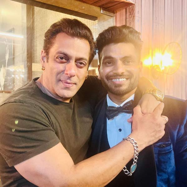 ‘বিগ বস’-এর ১৬তম মরসুমে প্রতি সপ্তাহে প্রযোজকদের থেকে পাঁচ লক্ষ টাকা নিতেন শিব। শোনা যায়, ওই সিজন থেকে প্রায় এক কোটি টাকা পেয়েছেন তিনি। তাঁর মোট সম্পত্তির পরিমাণ প্রায় ১০ কোটি টাকা। সবটাই রিয়েলিটি শোয়ের কল্যাণে।