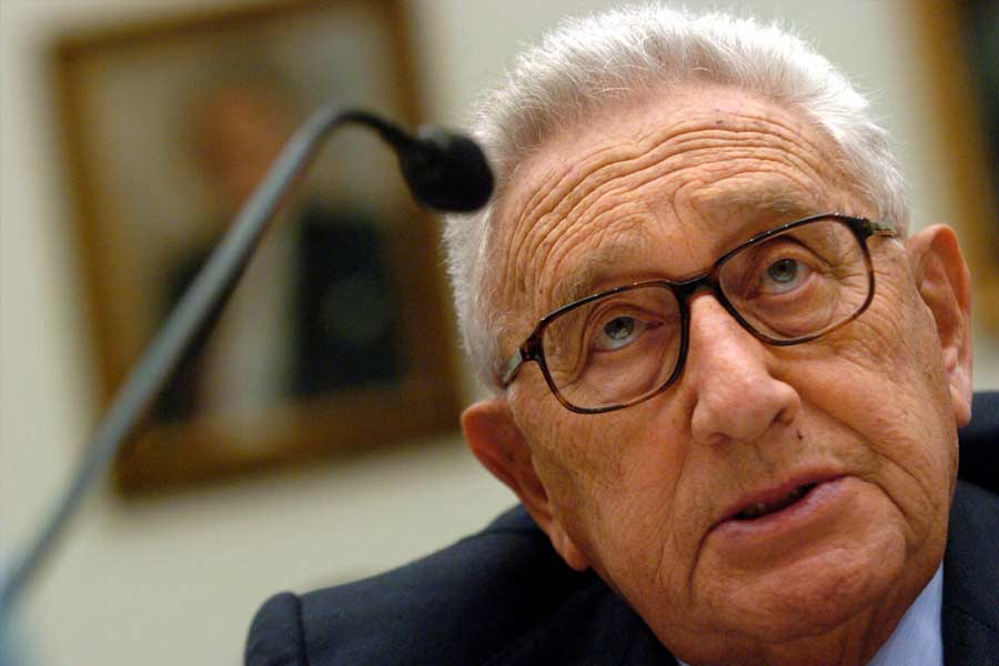 পরে সেনার গোয়েন্দা শাখাতেও যোগ দিয়েছিলেন তিনি। আন্তর্জাতিক সম্পর্ক নিয়ে পিএইচডি করার পর এই বিষয়ে দীর্ঘ দিন আমেরিকার হার্ভার্ড বিশ্ববিদ্যালয়ে অধ্যাপনাও করেন তিনি। ১৯৬৯ সালে আমেরিকার তৎকালীন প্রেসিডেন্ট রিচার্ড নিক্সন তাঁকে জাতীয় নিরাপত্তা উপদেষ্টা হিসাবে নিযুক্ত করেন।