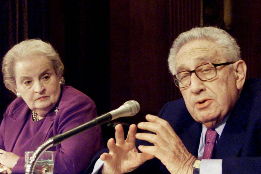 পরে রাজনৈতিক বিতর্কের মুখে নিক্সন পদত্যাগ করেন। কিন্তু চাকরি যায়নি কিসিঞ্জারের। পরবর্তী প্রেসিডেন্ট জেরাল্ড ফোর্ডের আমলেও তিনি নিরাপত্তা উপদেষ্টার পদে ছিলেন। দুই প্রেসিডেন্টের আমলেই আমেরিকার বিদেশ সচিব হিসাবে কাজ করেছেন তিনি।