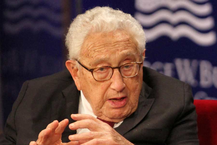 কিসিঞ্জারের আমলেই জনপ্রিয় হয়েছিল ‘রিয়েল পলিটিক’ লব্জটি। যেটির ব্যাখ্যা করলে দাঁড়ায় আদর্শের আগে কৌশলকে অগ্রাধিকার দেওয়া। আগাগোড়া নিজের কর্মজীবনে এই কৌশলকেই গুরুত্ব দিয়েছেন কিসিঞ্জার।