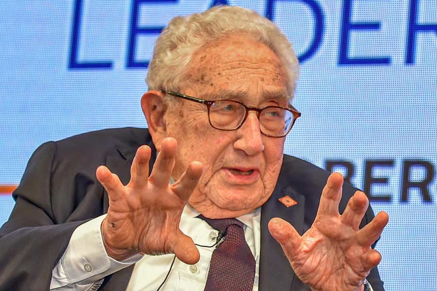 সত্তরের দশকে চিনের সঙ্গে সম্পর্ক মেরামতি করার উদ্দেশ্যে পাকিস্তানের প্রতি নমনীয় হয় আমেরিকা। ১৯৭১ সালে তৎকালীন পূর্ব পাকিস্তানে (অধুনা বাংলাদেশ)-র মুক্তিযুদ্ধে ইসলামাবাদ সামরিক নিপীড়ন চালালে, তাতে মদত দেওয়ার অভিযোগ ওঠে কিসিঞ্জারের বিরুদ্ধে।