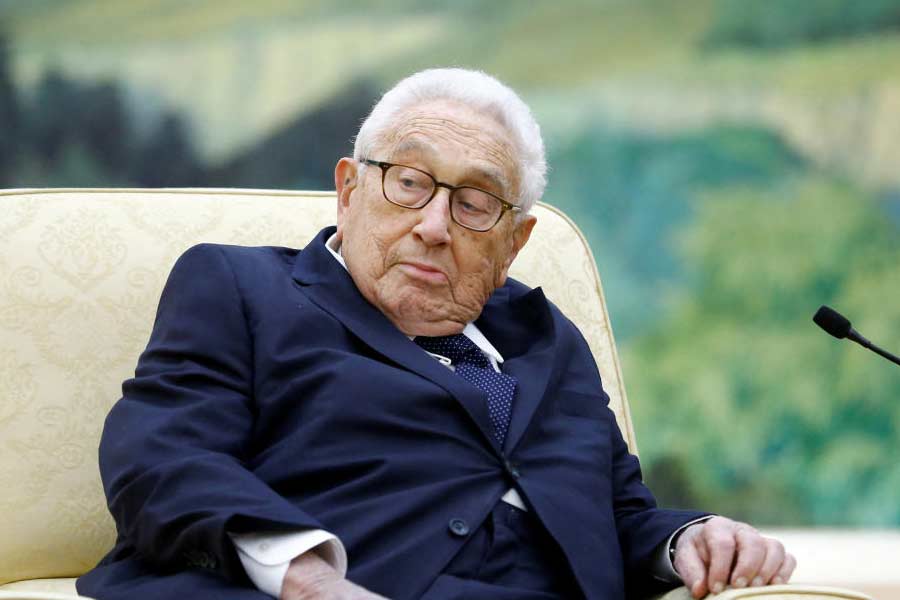 যেমন ২০০৫ সালে আমেরিকার বিদেশ দফতর কিছু গুরুত্বপূর্ণ নথি প্রকাশ্যে আনে। সেখানে দেখা যায় ইন্দিরার সঙ্গে বৈঠকের পর তাঁর সম্পর্কে নিক্সনের কাছে আপত্তিকর শব্দ ব্যবহার করেন কিসিঞ্জার। ভারতীয় মহিলাদের সম্পর্কেও কিসিঞ্জারের অশালীন ভাষা ব্যবহার করার প্রমাণ মেলে ওই নথি থেকে।