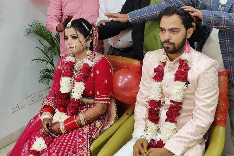 Delhi boy down with dengue before wedding, exchanges vows right in the hospital.