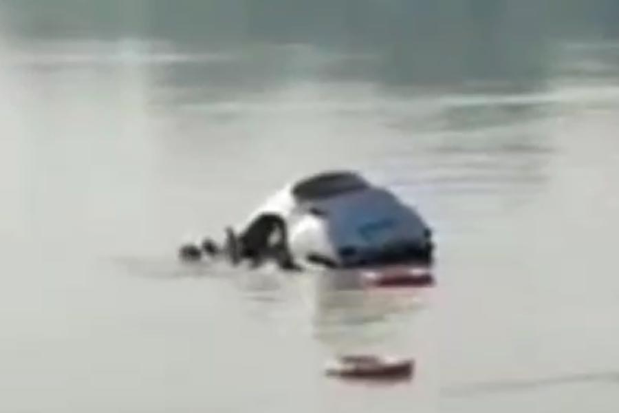 A car drowned in Ganges in Murshidabad due to mistakes of driver