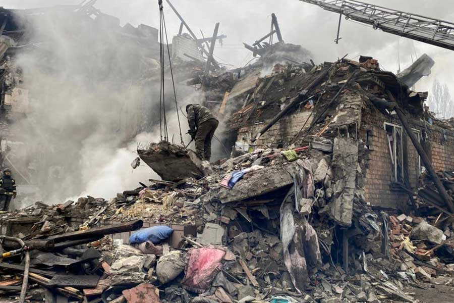 রুশ হামলার মোকাবিলায় চলতি বছরের গোড়ায় ইউক্রেনের প্রেসিডেন্ট ভলোদিমির জ়েলেনস্কির বাহিনীর হাতে নতুন অস্ত্র তুলে দিয়েছিল আমেরিকা। ‘স্ট্রাইকার’ নামের সেই সাঁজোয়া গাড়ি এ বার ভারতীয় সেনাকে দেওয়ার প্রস্তাব এসেছে ওয়াশিংটন থেকে।