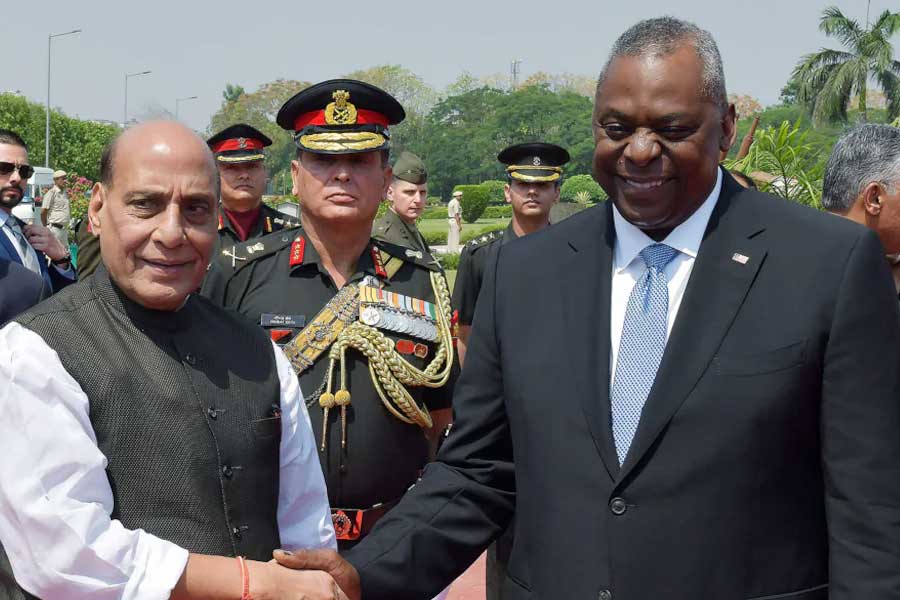 প্রতিরক্ষা সচিব গিরিধর আরমানে জানিয়েছেন, শুধু রফতানি নয়, ভারতের সঙ্গে যৌথ উদ্যোগে ‘স্ট্রাইকার’ নির্মাণেও আগ্রহ দেখিয়েছে আমেরিকা। সম্প্রতি প্রতিরক্ষামন্ত্রী রাজনাথ সিংহের সঙ্গে আমেরিকার প্রতিরক্ষা সচিব লয়েড অস্টিনের বৈঠকে এ বিষয়ে ইতিবাচক আলোচনা হয়েছে।