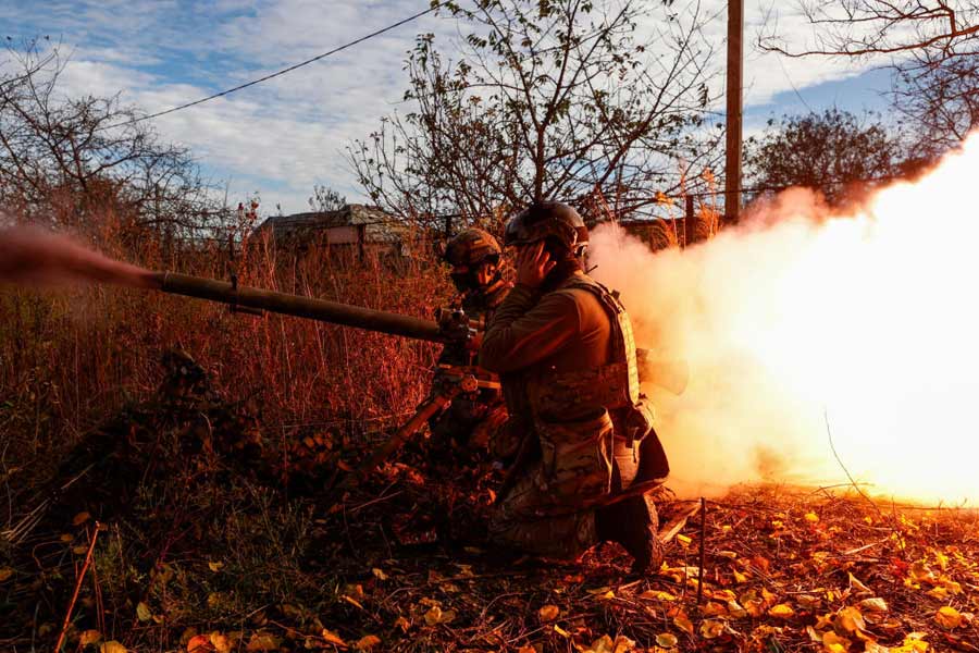 আমেরিকার সংস্থা ‘জেনারেল ডায়নামিক্‌স ল্যান্ড সিস্টেমস’-এর তৈরি এই সাঁজোয়া গাড়িয়ে অস্ত্রসম্ভারের মধ্যে রয়েছে ১২.৭ মিলিমিটার ব্রাউনিং মেশিনগান এবং এমকে৪৪ বুশমাস্টার ৩০ মিলিমিটার মেশিনগান সম্বলিত ‘প্রিডেটর রিমোট ওয়েপন সিস্টেম’।