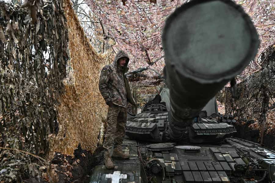 ‘স্ট্রাইকার’-এর নয়া সংস্করণে রয়েছে অত্যাধুনিক আকাশ প্রতিরক্ষা ব্যবস্থাও। প্রতিরক্ষা সচিব আরমানে জানিয়েছেন, স্বল্প এবং মাঝারি পাল্লার ‘ভূমি থেকে আকাশ’ ক্ষেপণাস্ত্রবাহী সাঁজোয়া গাড়ির প্রতিই বেশি আগ্রহ রয়েছে নয়াদিল্লির।