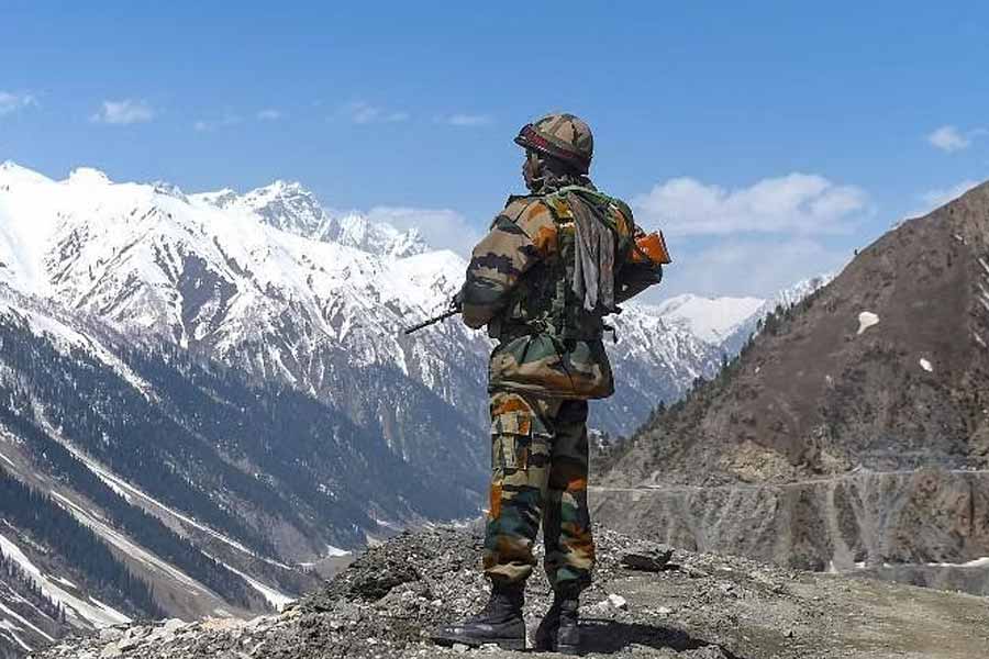 দুর্গম পাহাড়ি এলাকায় যাতায়াতে সক্ষম আকাশ প্রতিরক্ষা ব্যবস্থা-যুক্ত ‘স্ট্রাইকার’ হাতে পেলে ভারতীয় সেনার পক্ষে নিয়ন্ত্রণরেখা (এলওসি) এবং প্রকৃত নিয়ন্ত্রণরেখা (এলএসি)-য় পাক ও চিনা ফৌজের সম্ভাব্য ড্রোন ও বিমানহানার মোকাবিলা সহজ হয়ে যাবে।