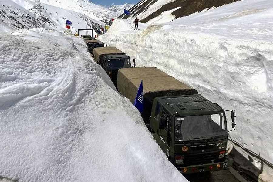 প্রতিরক্ষা মন্ত্রক সূত্রের খবর, লাদাখের এলএসি লাগোয়া পার্বত্য এলাকায় ইতিমধ্যেই পরীক্ষামূলক ভাবে কয়েকটি সাঁজোয়া গাড়ি মোতায়েন করা হয়েছে। ইউক্রেনের বরফঢাকা যুদ্ধক্ষেত্রের মতোই লাদাখেও দক্ষতার প্রমাণ দিয়েছে ওই ‘ইনফ্রান্ট্রি কমব্যাট ভেহিকল’গুলি।