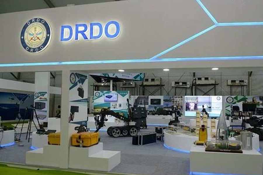 যৌথ উদ্যোগে ‘স্ট্রাইকার’ নির্মাণের জন্য রাষ্ট্রায়ত্ত সংস্থা ডিআরডিও (ভারতীয় প্রতিরক্ষা গবেষণা ও উন্নয়ন)-র সহযোগী হিসাবে ভারত ফোর্জ এবং ‘টাটা অ্যাডভান্সড সিস্টেমস’-এর নামও আলোচনায় রয়েছে। ইতিমধ্যেই ওই দুই সংস্থা ভারতীয় সেনার সহযোগী।