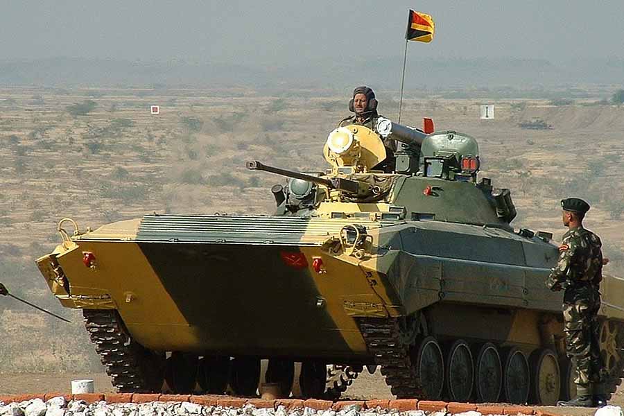 ভারতীয় সেনার হাতে বর্তমানে কয়েক ধরনের সাঁজোয়া গাড়ি রয়েছে। এর মধ্যে প্রায় আড়াই হাজার রুশ ‘বিএমপি-২ সারথ’। এর মধ্যে ৯০ শতাংশ যৌথ উদ্যোগে তেলঙ্গানার মেডক অর্ডিন্যান্স ফ্যাক্টরিতে তৈরি। বাকিগুলি আশির দশকে সোভিয়েত ইউনিয়ন থেকে আনা।