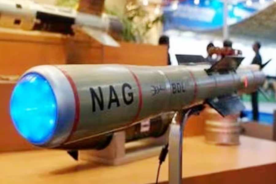 নাগ ক্ষেপণাস্ত্রের আধুনিক সংস্করণ ‘সন্ত’ প্রায় ২০ কিলোমিটার দূরে শত্রুর ট্যাঙ্কের উপর নির্ভুল নিশানায় আঘাত হানতে পারে। যদিও নাগ-বাহী সাঁজায়ো গাড়ি মূলত সমতল এলাকায় যুদ্ধের উপযোগী। এতে আকাশ প্রতিরক্ষার সুবিধাও নেই।