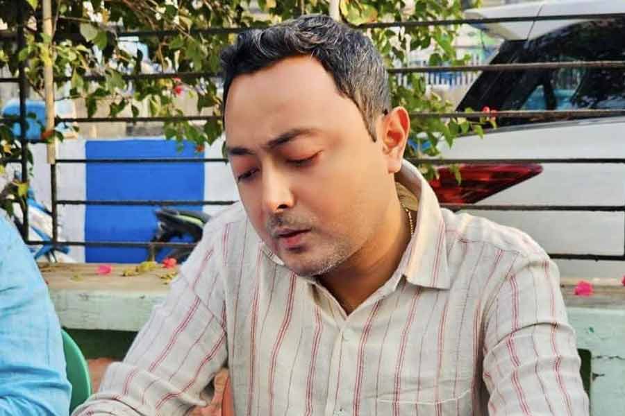 তিনি বিধাননগর পুরসভার দীর্ঘ দিনের কাউন্সিলর। অধুনা মেয়র পারিষদও। ঘাম-রক্ত ঝরিয়ে নিজের জায়গা তৈরি করেছেন বলে মনে করেন তাঁরই দলের একাংশ। 